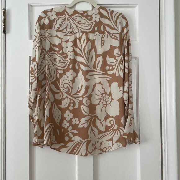 T Tahari Floral Bell sleeved blouse Size M NWOT - Picture 2 of 3